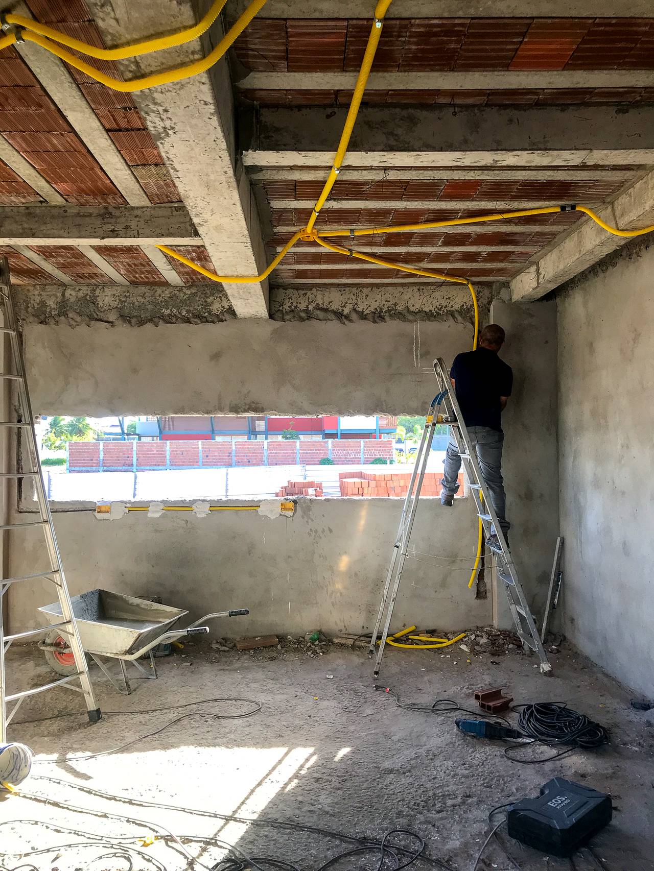 Acompanhamento de instalação de infraestrutura elétrica em cozinha